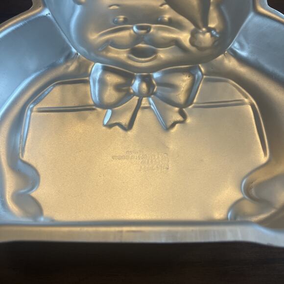 Vintage 1991 Wilton Teddy Bear with Present Cake Pan 2105-4432 - Picture 4 of 6